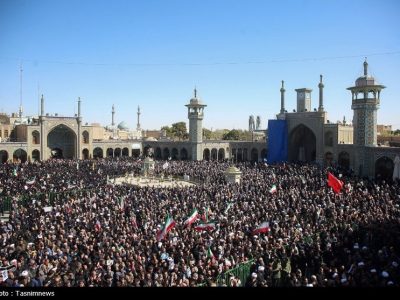 تشییع حماسی ۸ شهید حملات آمریکا در قم؛ مردم خواستار انتقام شدند+فیلم