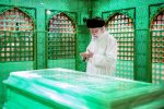تصاویری از حضور امام خامنهای در آیین غبارروبی ضریح مطهر امام رضا (ع)