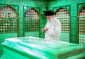 تصاویری از حضور امام خامنهای در آیین غبارروبی ضریح مطهر امام رضا (ع)