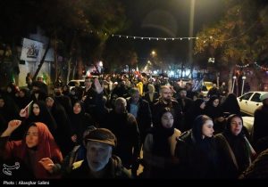 حضور خیابانی هنرمندان اصفهانی/همگام با رزمندگان در یک میدان+فیلم