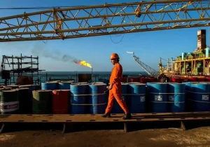 سه پیشبینی از قیمت نفت در بازار جهانی/ قیمت نفت به بشکهای چند دلار میرسد؟