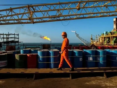 سه پیشبینی از قیمت نفت در بازار جهانی/ قیمت نفت به بشکهای چند دلار میرسد؟