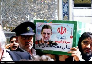 طواف پیکر سردار شهید نائینی بر گرد ضریح حضرت معصومه(س)