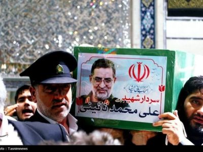 طواف پیکر سردار شهید نائینی بر گرد ضریح حضرت معصومه(س)