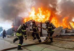 آتش‌سوزی در ساختمان چهارطبقه انقلاب/ ماجرای حادثه چه بود؟