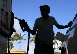 افزایش شوکآور قیمت بنزین در آمریکا/ قیمت نفت به چند دلار رسید؟