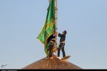 تعویض پرچم حرم رضوی در صبح میلاد ثامن الحجج(ع)