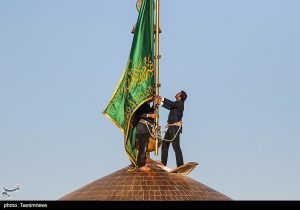تعویض پرچم حرم رضوی در صبح میلاد ثامن الحجج(ع)