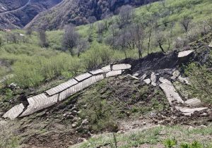 رانش زمین در لشکان اشکور رودسر؛ جاده ۳۰۰ متری تخریب شد