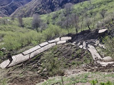 رانش زمین در لشکان اشکور رودسر؛ جاده ۳۰۰ متری تخریب شد