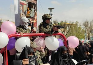 رژه اقتدار؛دختران تبریزی با سربند یا زهرا و سلاح ایمان، در صف ایستادگی