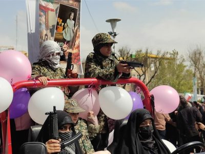 رژه اقتدار؛دختران تبریزی با سربند یا زهرا و سلاح ایمان، در صف ایستادگی