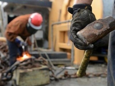 کارگران پای کار ایران؛ ایستادگی در سنگر تولید میان تحریم و تهاجم