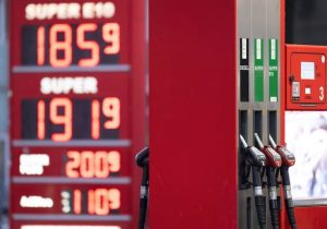 اقدامات ترامپ برای مهار قیمت بنزین در آمریکا / مالیات فدرال بر بنزین تعلیق می‌شود