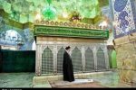 ببینید| فیلم غبارروبی مضجع شریف حضرت معصومه(س) توسط امام شهید امت