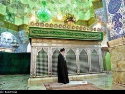 ببینید| فیلم غبارروبی مضجع شریف حضرت معصومه(س) توسط امام شهید امت