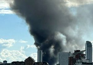 آتش‌سوزی گسترده در جنوب لندن/ ۱۰۰ آتش‌نشان به محل حادثه اعزام شدند