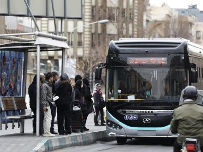 حادثه در خیابان ولیعصر / تصادف اتوبوس تندرو با خودروهای امدادی دردسر ساز شد