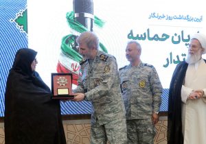 اهداء نشان فداکاری به خانواده شهید صحرایی