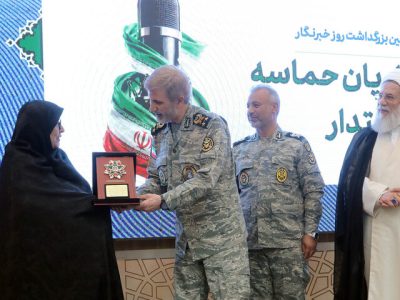 اهداء نشان فداکاری به خانواده شهید صحرایی