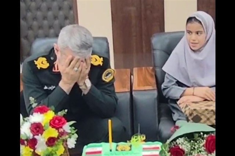 ببینید| وقتی دختر شهید فرمانده را غافلگیر کرد؛ بغض سردار شکست ببینید| وقتی دختر شهید فرمانده را غافلگیر کرد؛ بغض سردار شکست