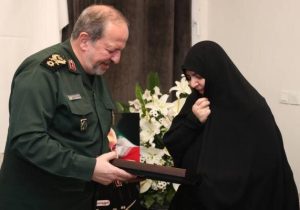 دیدار سردار ابن الرضا با خانواده شهدای جنگ رمضان