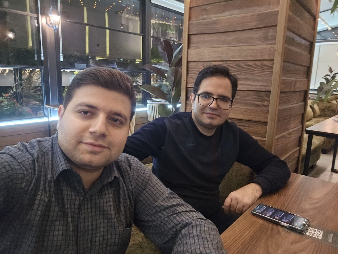 داود یوسفی در کنار احسان خسروی