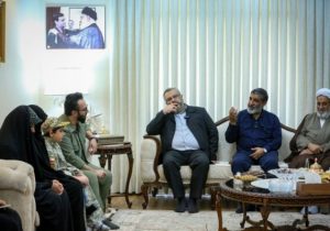 دیدار اعضای دفتر حفظ آثار رهبر شهید انقلاب با خانواده شهید تنگسیری