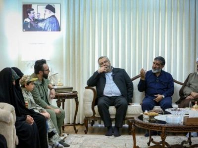 دیدار اعضای دفتر حفظ آثار رهبر شهید انقلاب با خانواده شهید تنگسیری