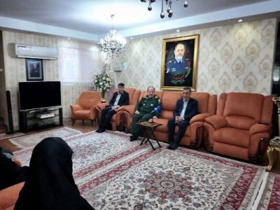 دیدار معاون اجرایی رئیس‌جمهور با خانواده وزیر دفاع شهید
