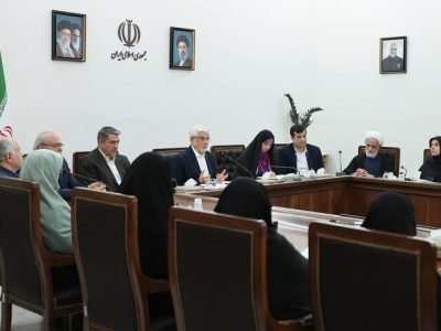 عارف: زنان در جنگ اقتصادی میدان‌داری کنند